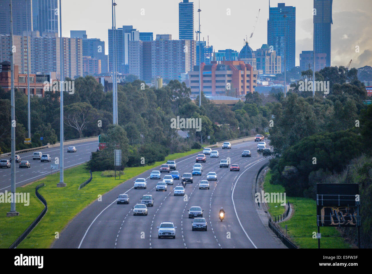 melbourne city traffic Eastlink freeway with Melbourne ...