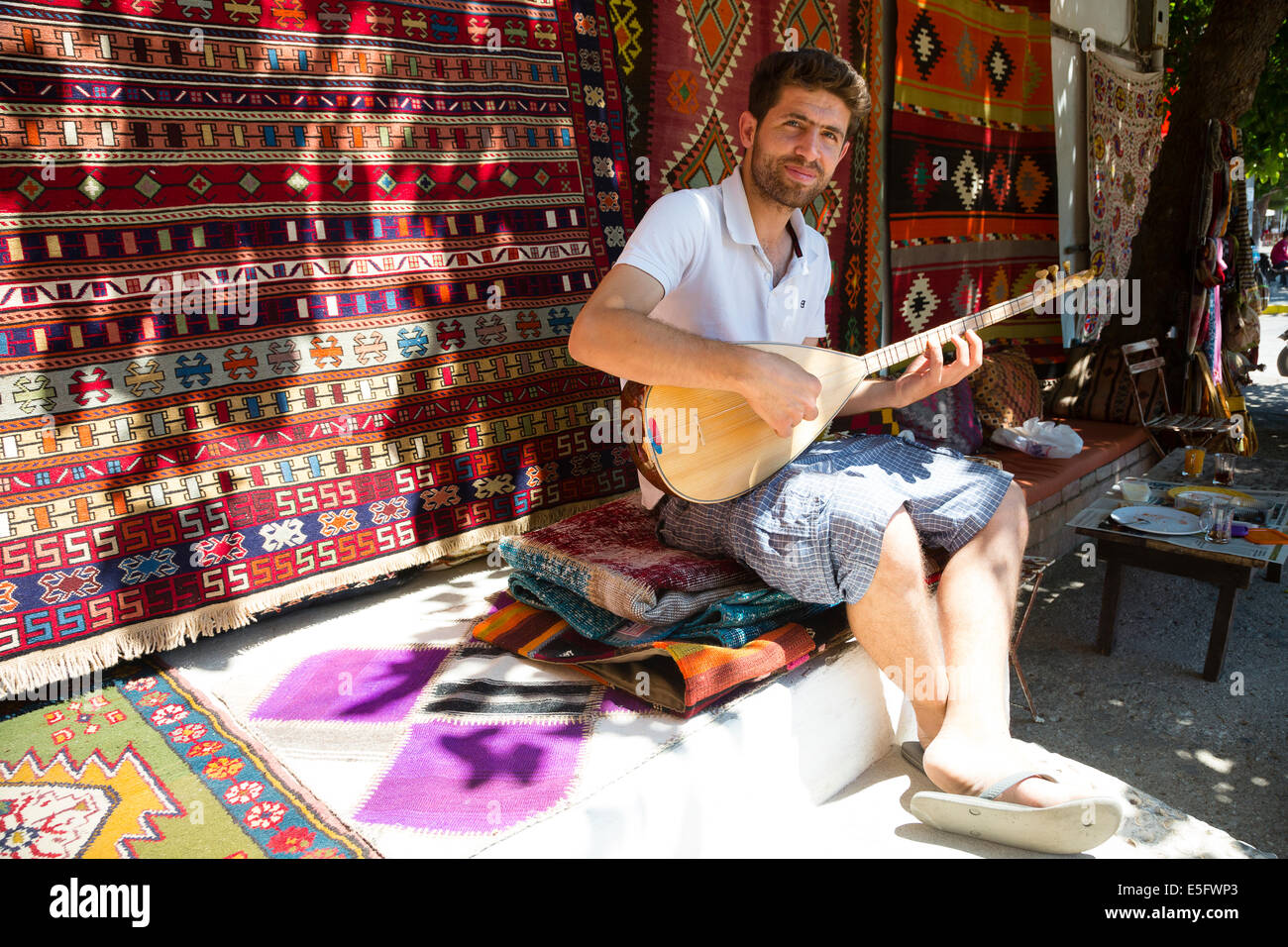 KAS, TURKEY Man with bouzouki at Kervan carpet shop Stock Photo Alamy
