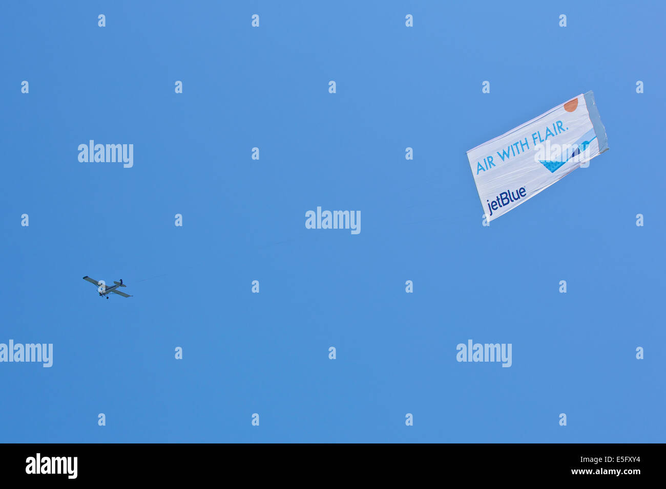 Airplane towing banner hires stock photography and images Alamy