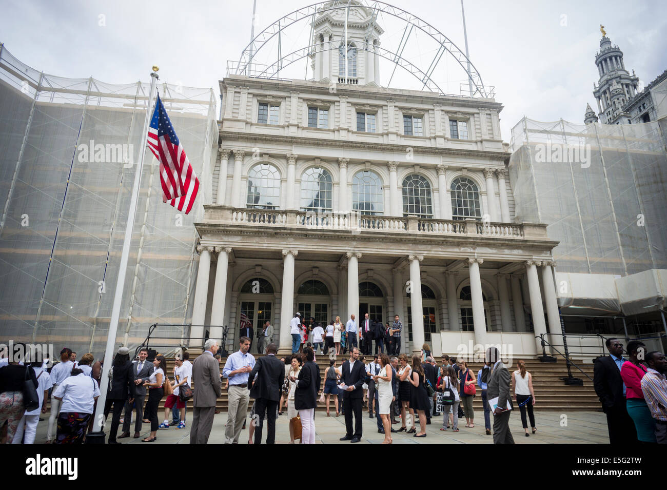 Crowds of interested parties outside of New York City Hall prior to a session by the New York City Council Stock Photo