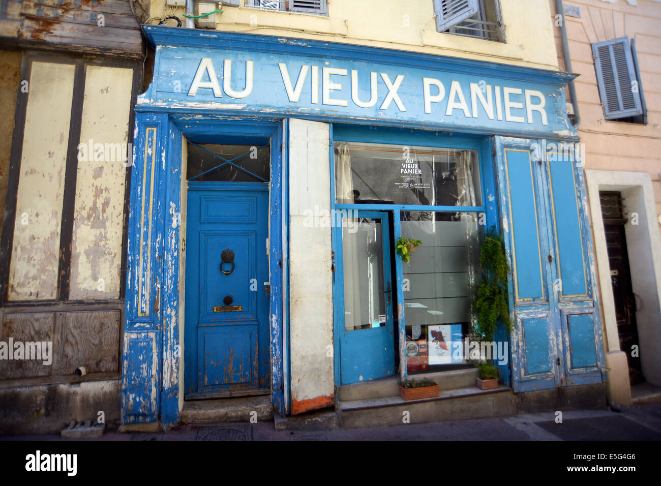 Au vieux panier hi-res stock photography and images - Alamy