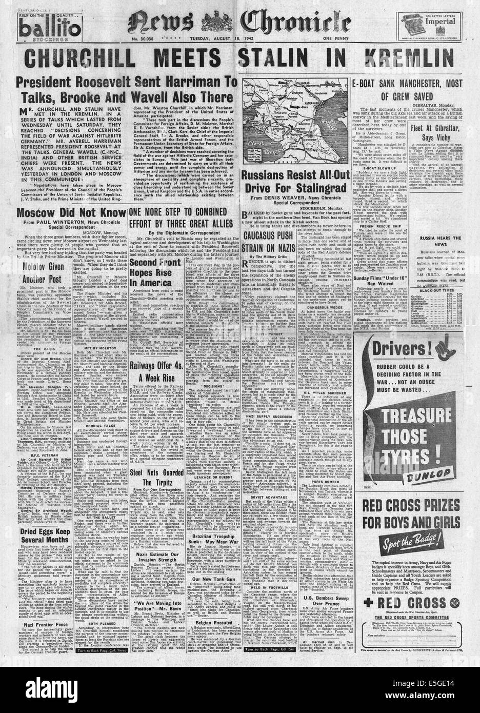 1942 News Chronicle front page reporting Winston Churchill in Moscow for talks with Joseph Stalin Stock Photo