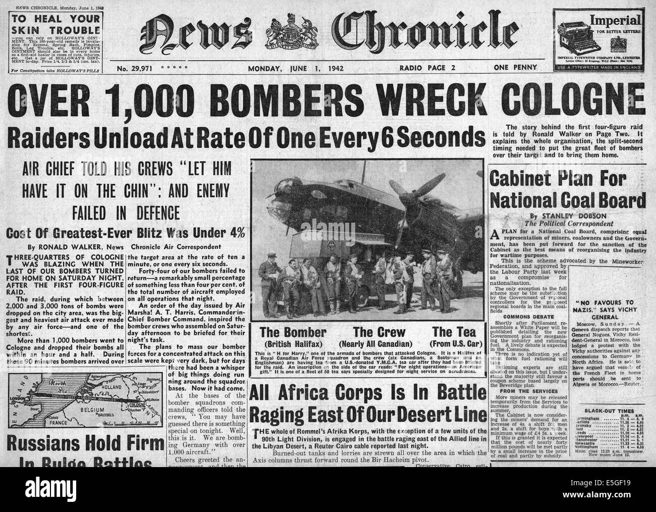1942 News Chronicle front page reporting bombing of Cologne by RAF and US Airforce Stock Photo