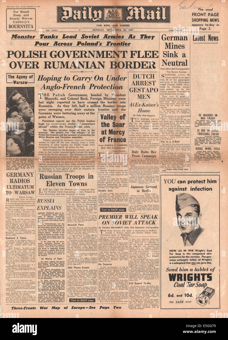 1939 Daily Mail front page reporting  Polish government flees after Soviet invasion Stock Photo