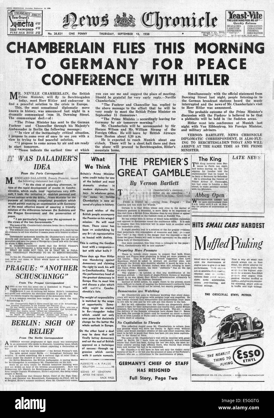 1938 News Chronicle front page reporting British Prime Minister Neville Chamberlain's peace talks with Adolf Hitler Stock Photo