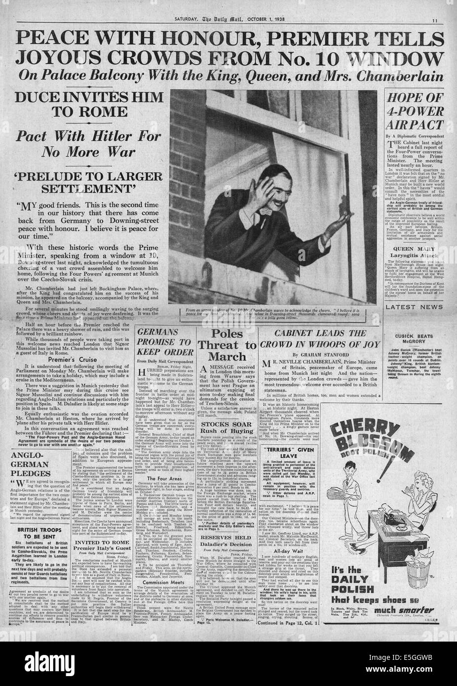 1938 Daily Mail front page reporting the signing of the Munich peace agreement and Chamberlain declares 'Peace With Honour' Stock Photo