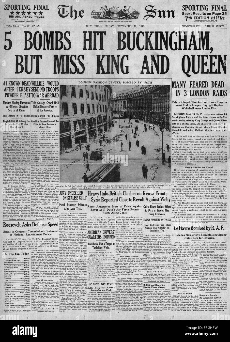 1940 The Sun (New York)  front page reporting Buckingham Palace bombed in air raid on London Stock Photo