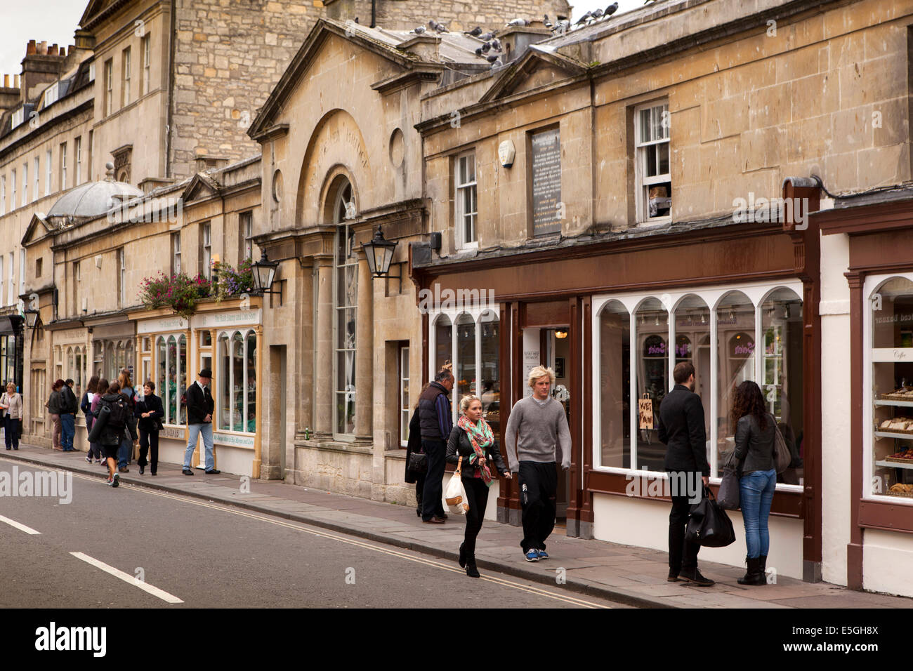 UK, England, Wiltshire, Bath, shops on famous Pulteney Bridge Stock Photo