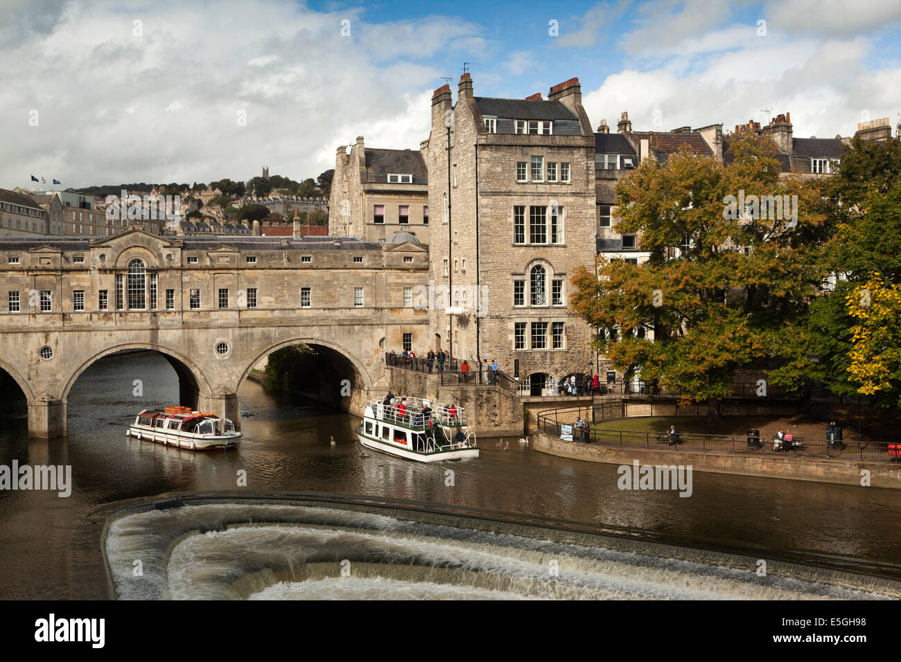 UK, England, Wiltshire, Bath, excursion boats on River Avon passing under Pulteney Bridge Stock Photo