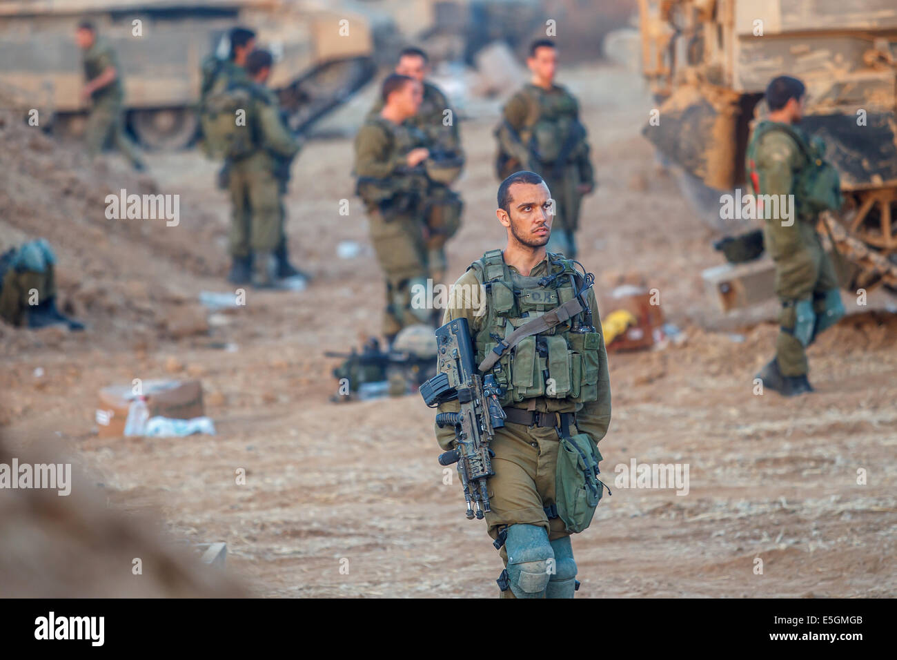 Gaza Border. 30th July, 2014. Israeli soldiers from the Golani Brigade are seen at a staging area before entering Gaza from Israel, on July 30, 2014. Israeli Prime Minister Benjamin Netanyahu said on Thursday that Israel will continue to uproot underground tunnels in Gaza regardless of any possible cease-fire agreement. Credit:  JINI/Xinhua/Alamy Live News Stock Photo