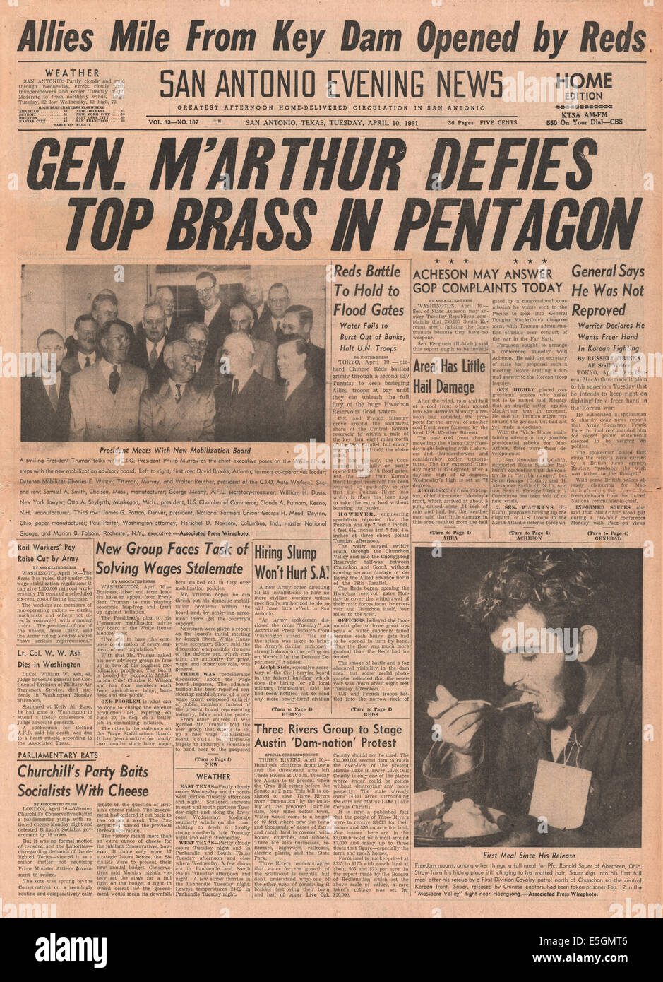 1951 San Antonio Evening News Usa Front Page Reporting General Macarthur In Dispute With The Pentagon During The Korean War Stock Photo Alamy