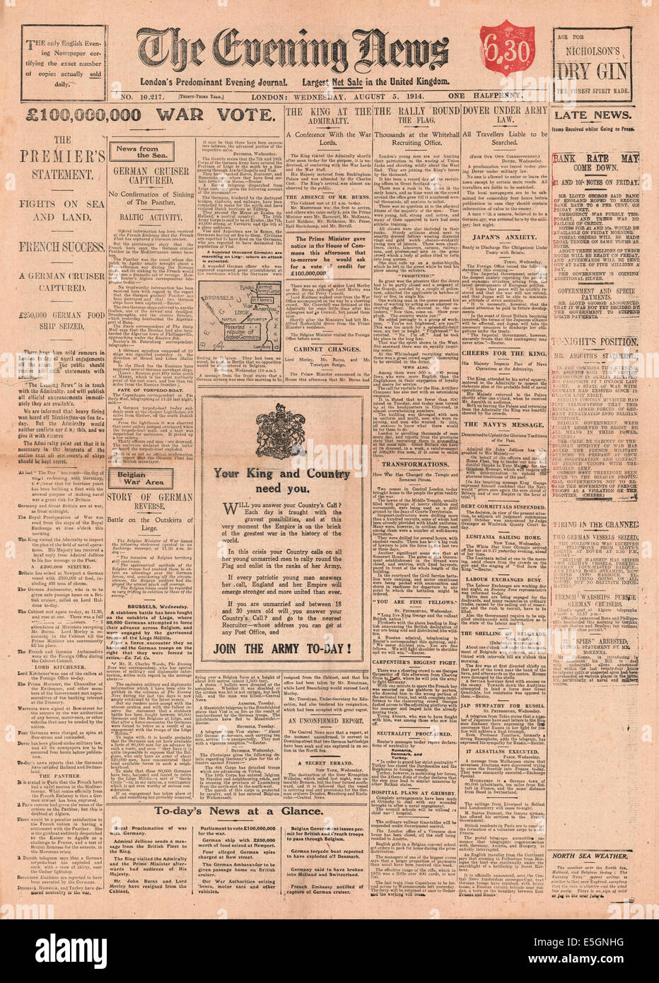 1914 London Evening News front page reporting Britian's first day of war and 'Your King and County Need You!' advert Stock Photo