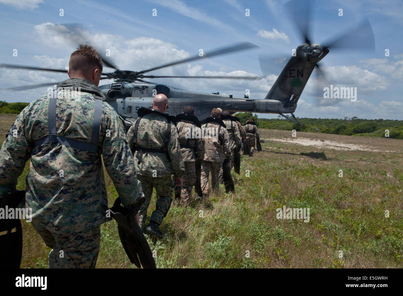 U.S. Marines with Alpha Company, 2nd Reconnaissance Battalion, 2nd Marine Division (MARDIV), move onto a CH-53E Super Stallion Stock Photo