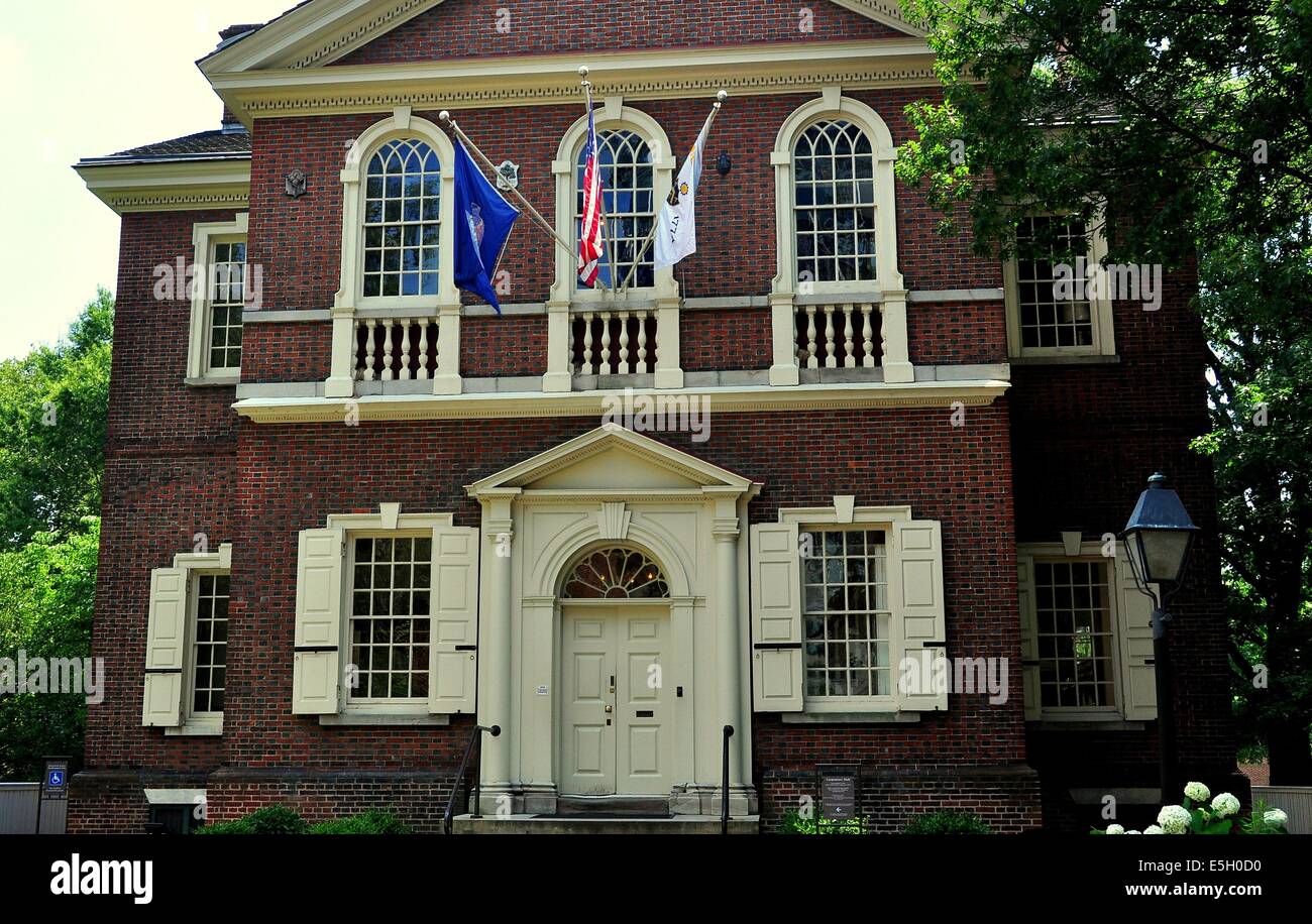 PHILADELPHIA, PENNSYLVANIA:  The north front of historic 1774 Carpenters' Hall Stock Photo