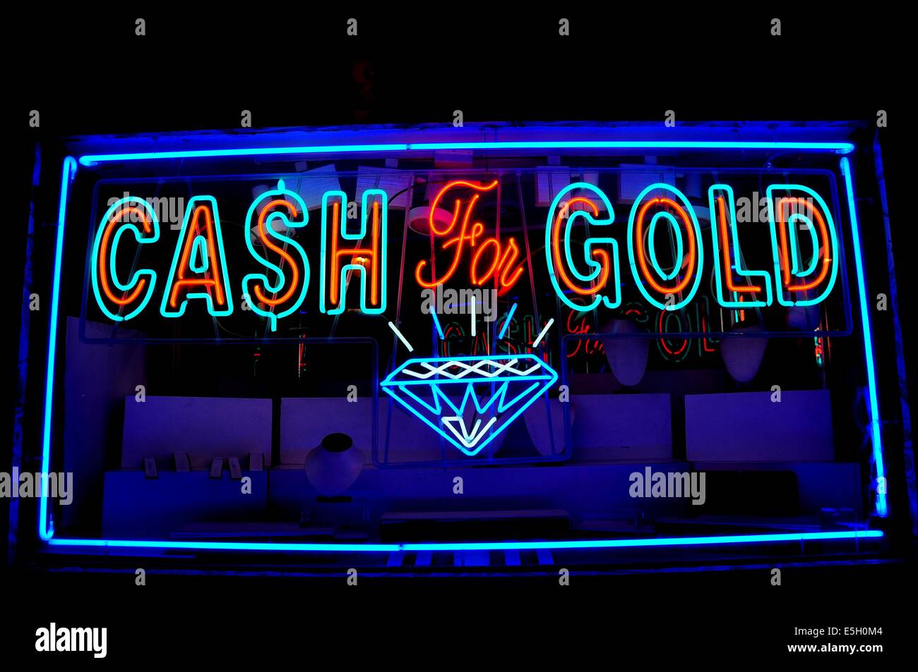 PHILADELPHIA, PENNSYLVANIA:  Cash for Gold jewelry shop neon sign on South 8th Street in the jewelry district Stock Photo