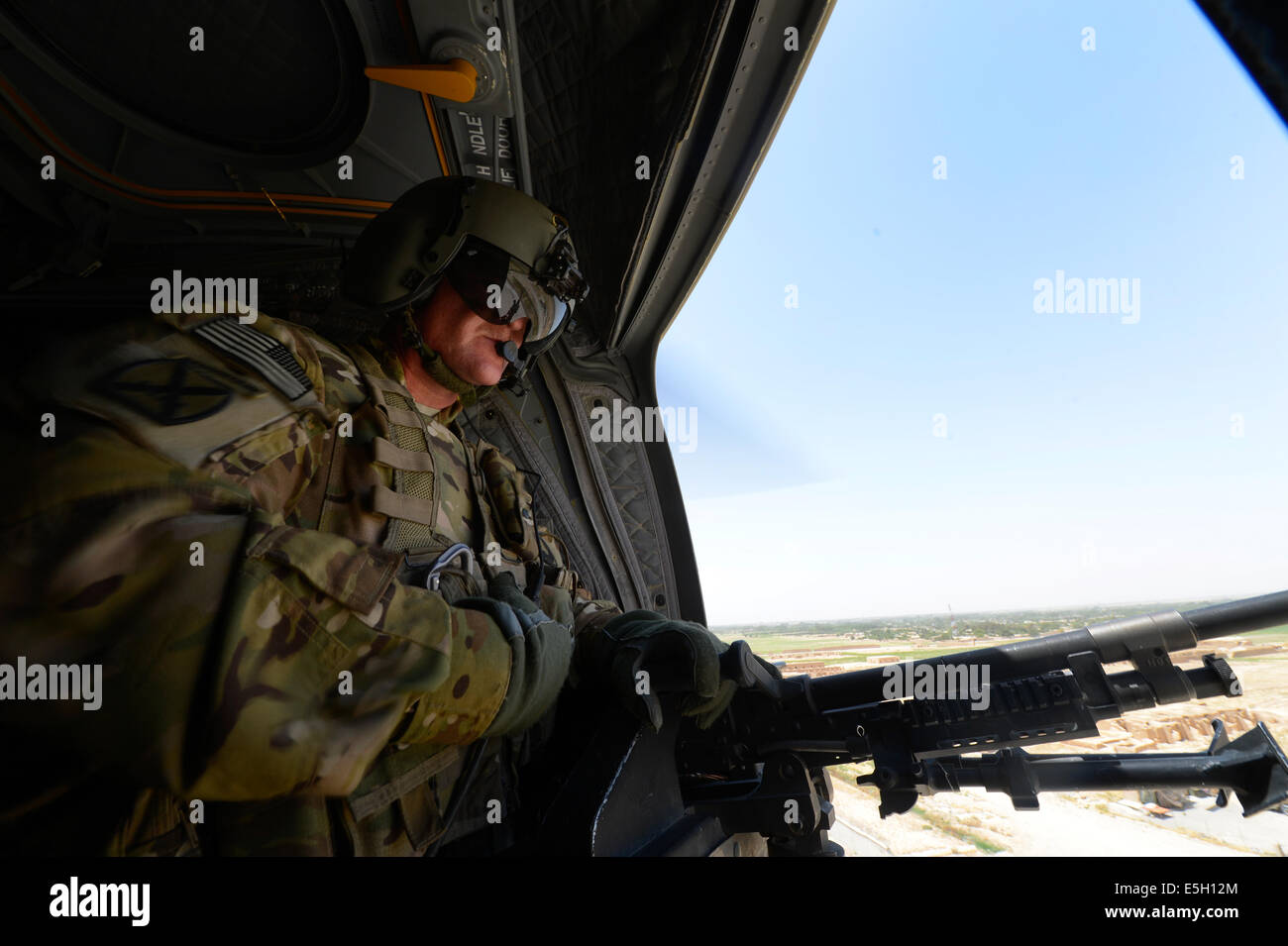 U.S. Army Sgt. 1st Class Mike Allen, a flight engineer assigned to Bravo Company, 1st Battalion (General Support), 169th Aviati Stock Photo