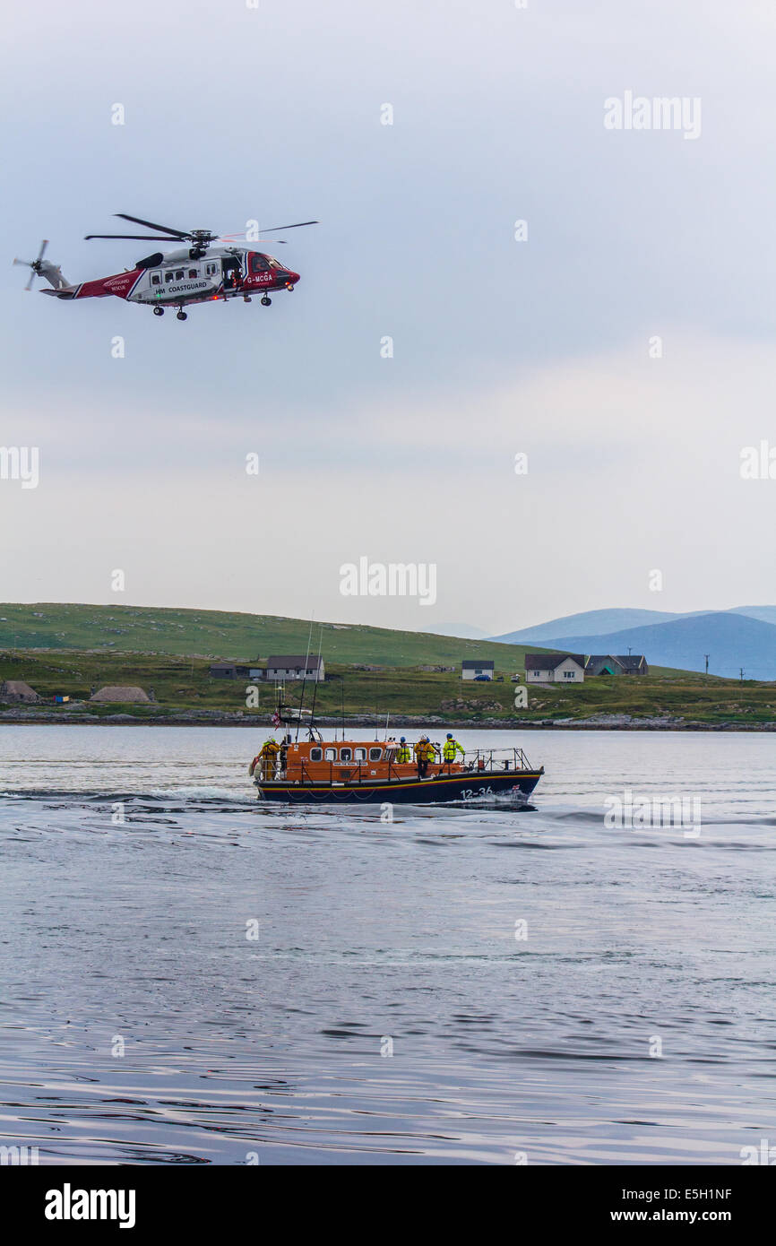 RNLI lifeboat and helicopter in Berneray Stock Photo