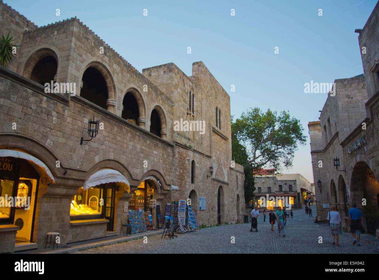 Shop night greece store hi-res stock photography and images - Alamy