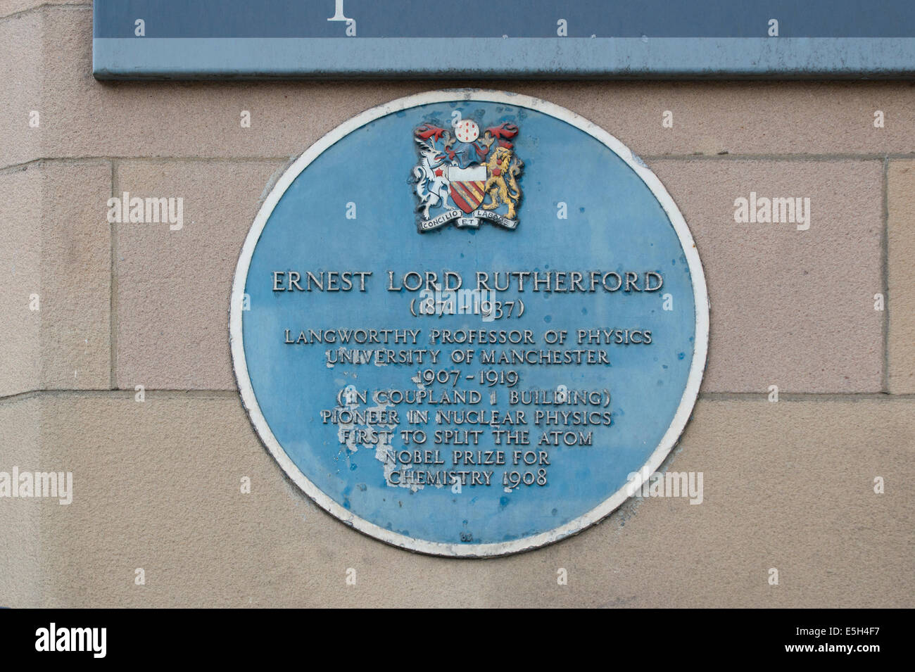 A plaque to commemorate Ernest Lord Rutherford, located in the University campus area (off Oxford Road) in Manchester. Stock Photo