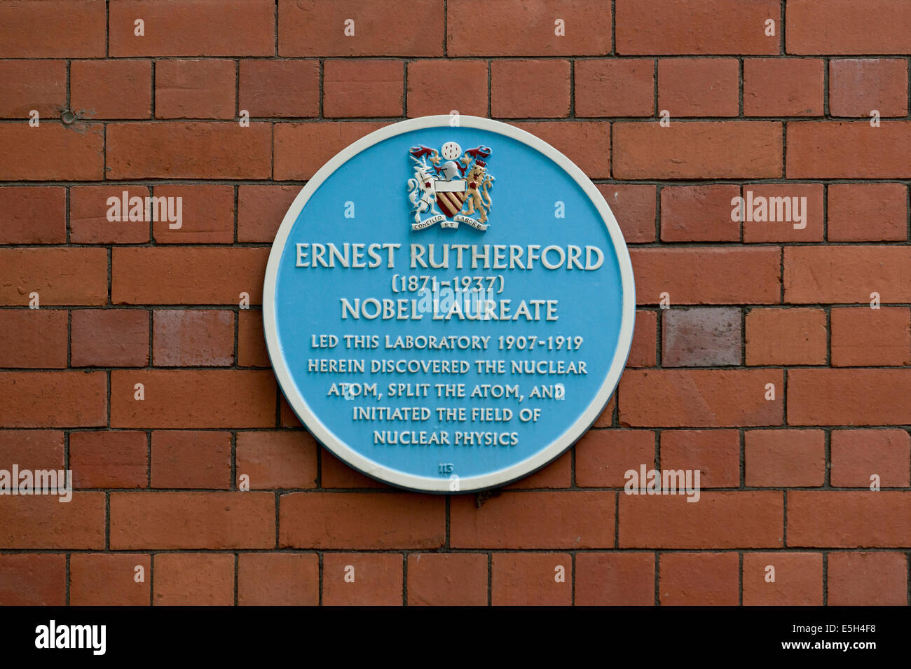 A plaque to commemorate Ernest Rutherford, located in the University campus area (off Oxford Road) in Manchester. Stock Photo