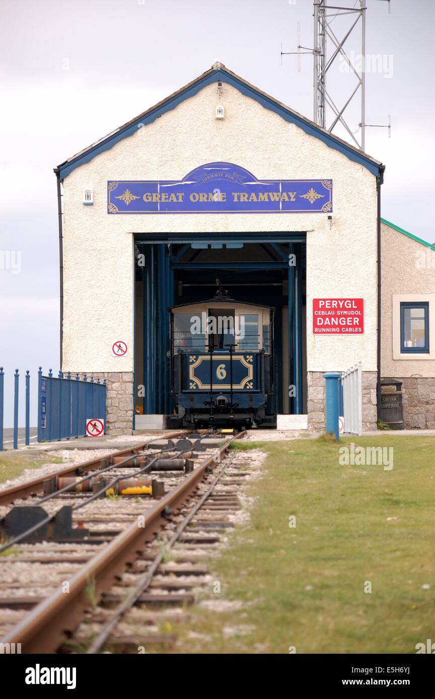 No 6 tram at top of Great Orme in passenger pick up and drop off shed Stock Photo
