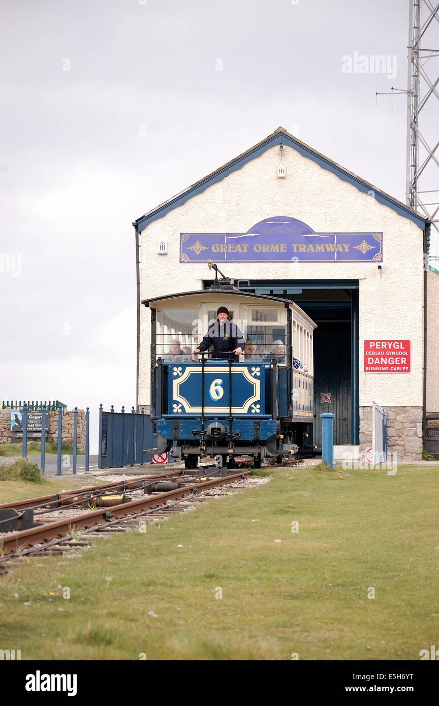 Tram No 6 leaving station at top of the Great Orme Stock Photo