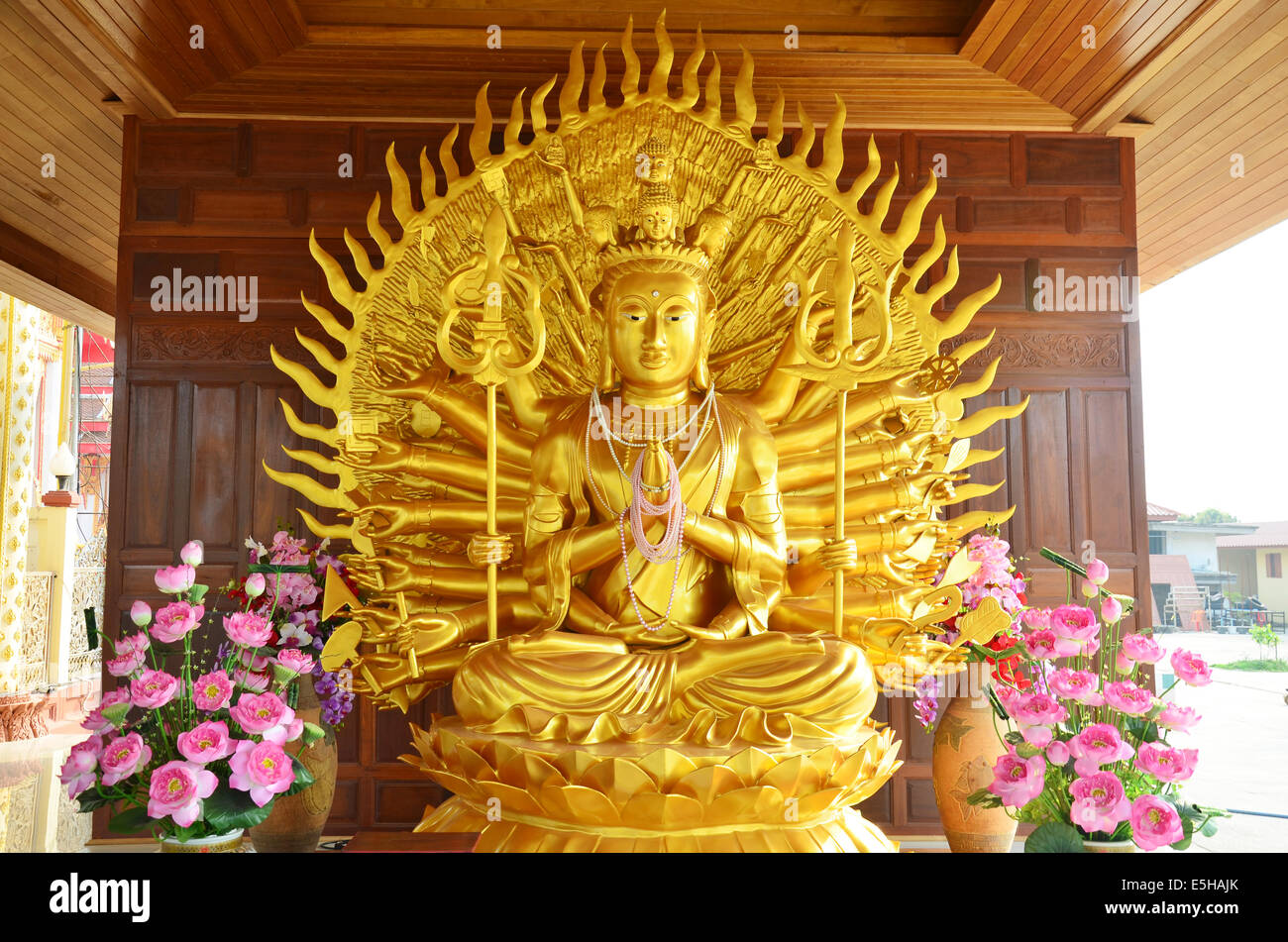 Guanyin thousand arms hires stock photography and images Alamy