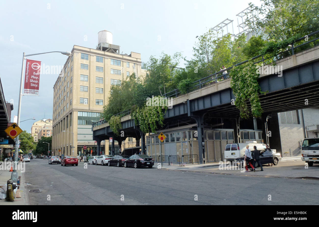 Der Anfang des High Line Park in der Gansevoort Street in New York City, aufgenommen am 25.06.2014. Der High Line Park ist eine erhaltene, aber nicht mehr als solche genutzte Hochbahntrasse im Westen von Manhattan. Der erste Bauabschnitt wurde 2009 eröffnet und im Herbst 2014 soll der Park komplett fertig sein. Er ist einer der neuesten und ungewöhnlichsten Parks in New York und schon eine Sehenswürdigkeit. Er ist fast drei Kilometer lang und ist nur ungefähr 20 Meter breit. High Line liegt 10 Meter über der Strasse zwischen der 10. und 11. Avenue und geht von der Gansevoort Strasse im Süden Stock Photo