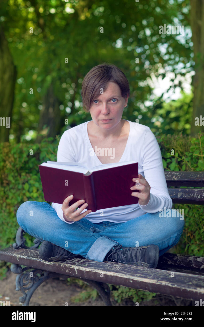 Мультяшные бабушки. Смешные женщины. Чем меньше прочитала книг, тем сложнее дизайн ее ногтей. Тетеньку смешного любовь сергеевна. Чем меньше баба прочитала книг тем сложнее дизайн ее.