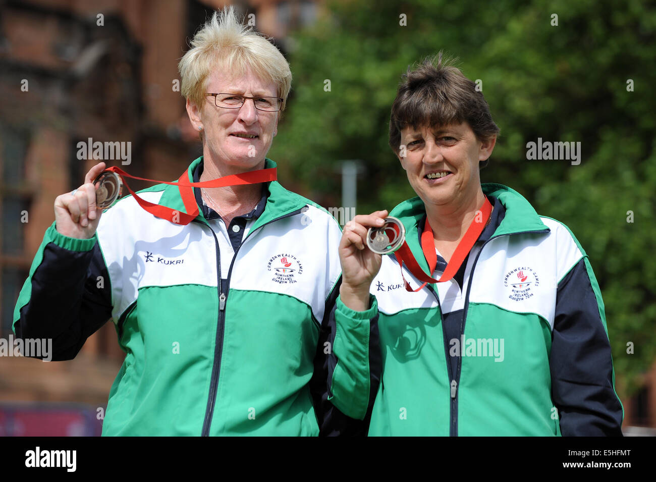 MANDY CUNNINGHAM & BARBARA CAM LAWN BOWLS KELVIN GREEN GLASGOW SCOTLAND 01  August 2014 Stock Photo - Alamy