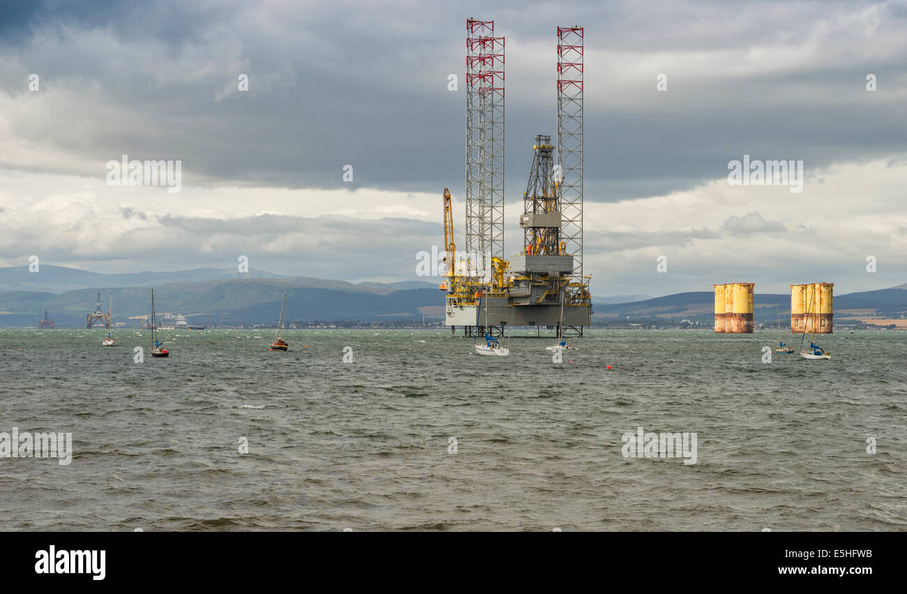 OIL RIGS AND SMALL BOATS LYING OFF CROMARTY ON THE BLACK ISLE SCOTLAND Stock Photo