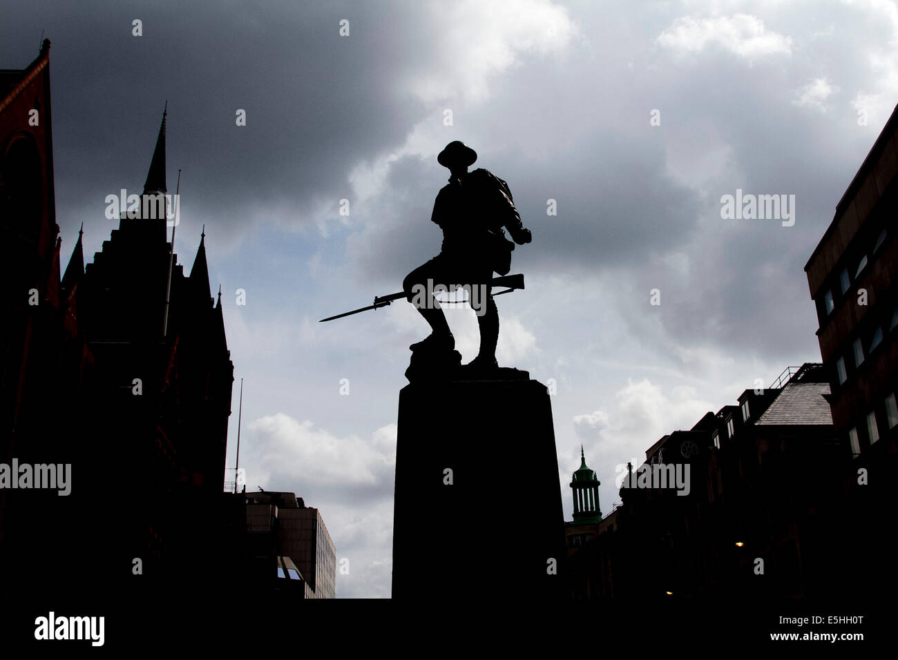 London,UK. 1st August 2014. A soldier sculpture  standing on a plynth  to commemorate  the Royal Fusiliers in London. On Monday 4th August will be 100 years since the outbreak of the Great War 1914-1918 Credit:  amer ghazzal/Alamy Live News Stock Photo