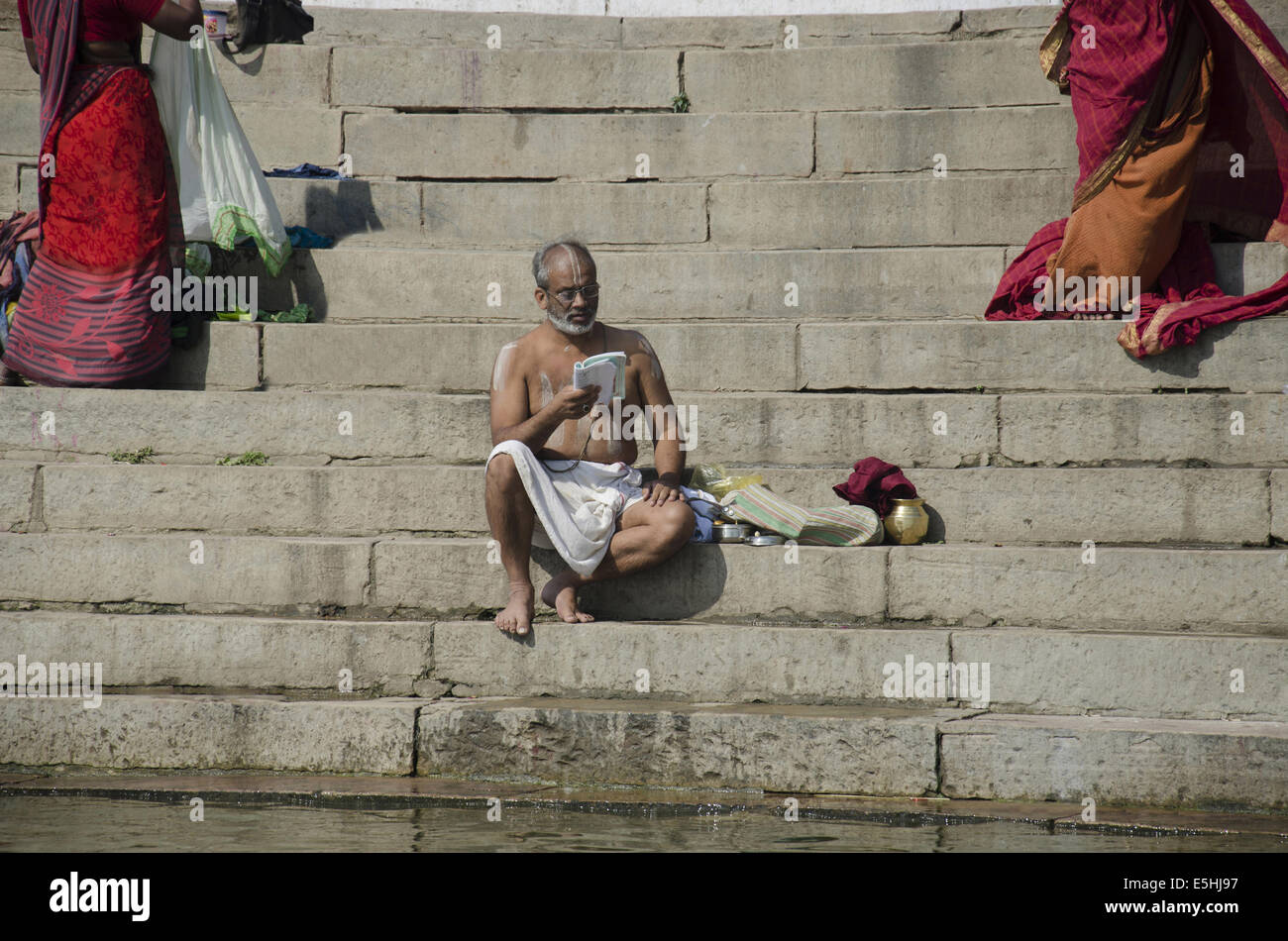 Hindu pandit hi-res stock photography and images - Alamy