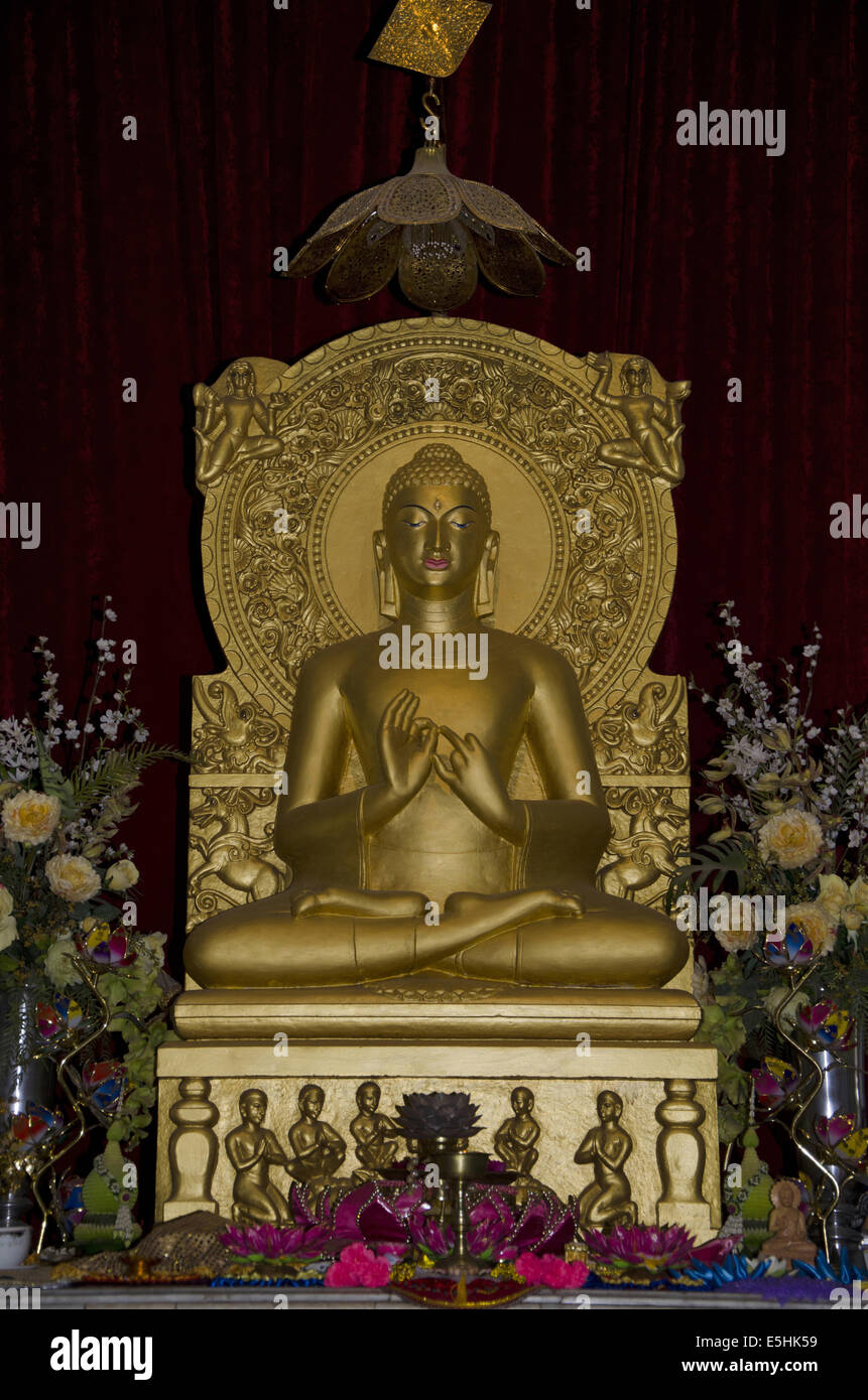 Statue of Buddha at Mulagandhakuti Vihara, Sarnath, a replica of the excavated Dharmachakra Pravartana Buddha, Uttar Pradesh, India Stock Photo