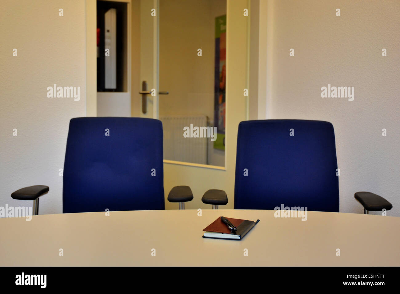 Open meeting room hi-res stock photography and images - Alamy