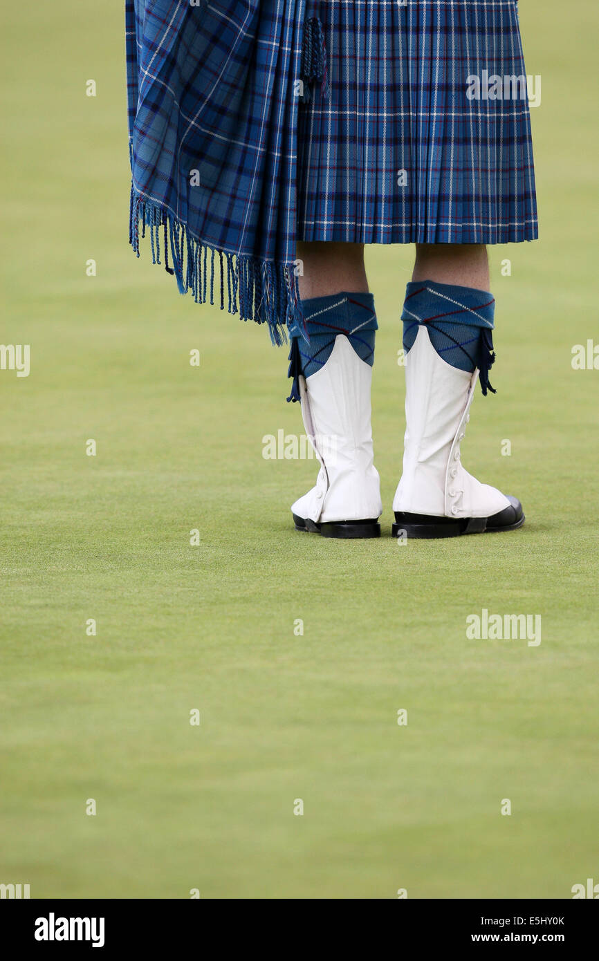 Glasgow, Scotland. 01st Aug, 2014. Glasgow Commonwealth Games. Day 9. Kelvingrove Lawn Bowls Centre. Mens Lawn Bowls Singles Finals. Medal Ceremony for Scotland, Canada and Australia medal winners. Ceremonial Piper. Credit:  Action Plus Sports/Alamy Live News Stock Photo