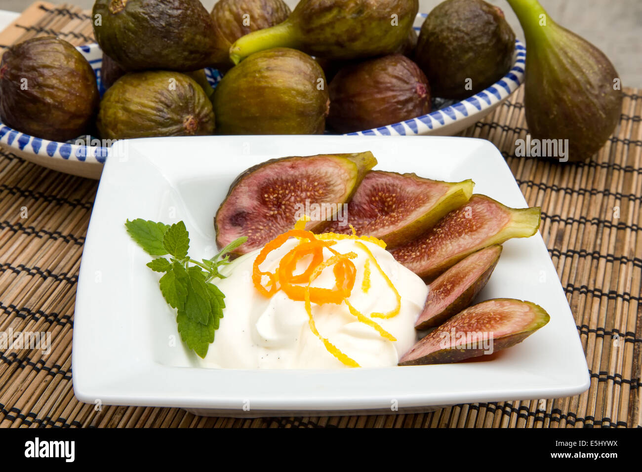 Figs, honey, yogurt or mascarpone with vanilla, it is an amazing