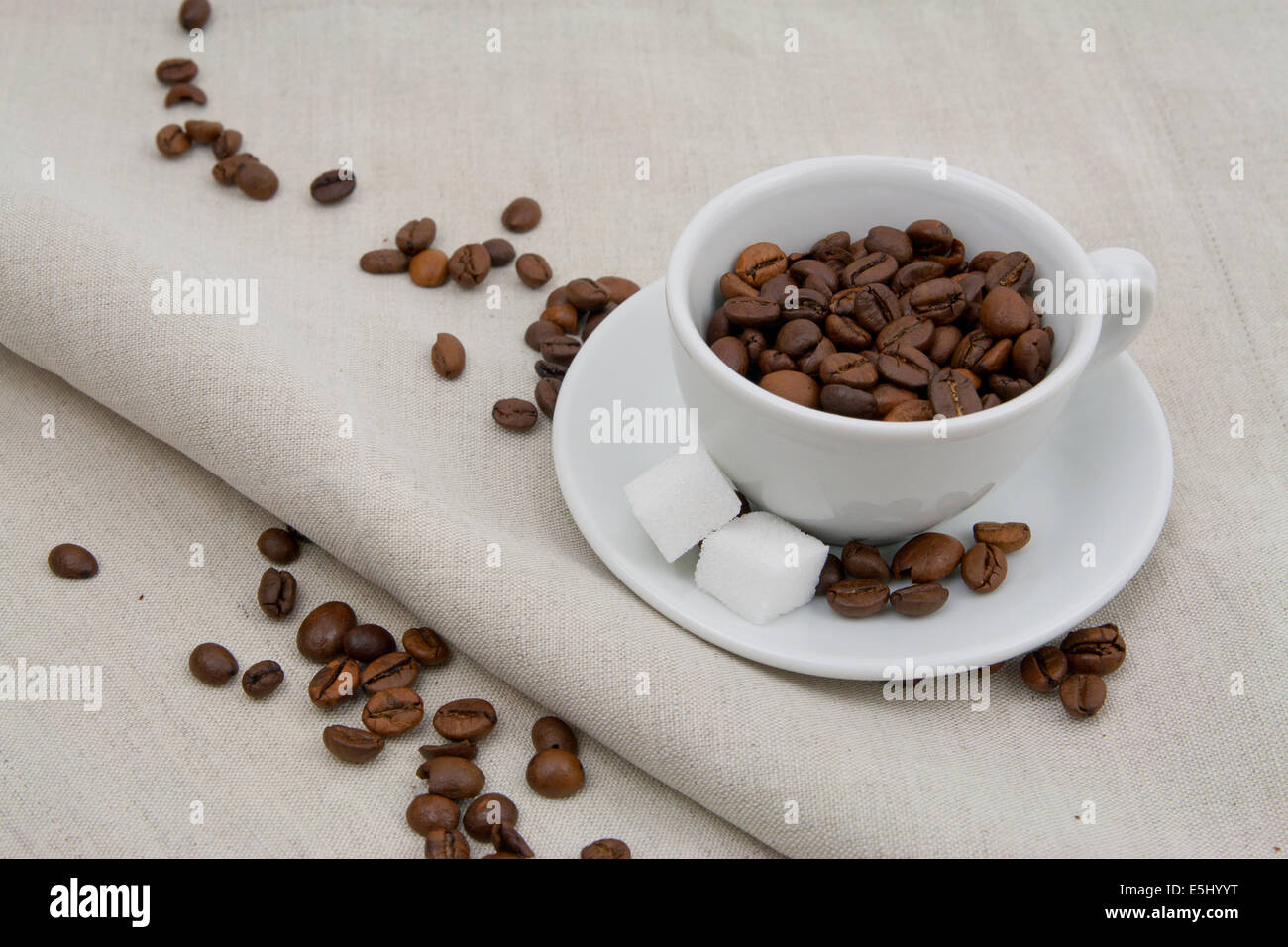 Kaffeetasse voller Bohnen mit Zucker Stock Photo