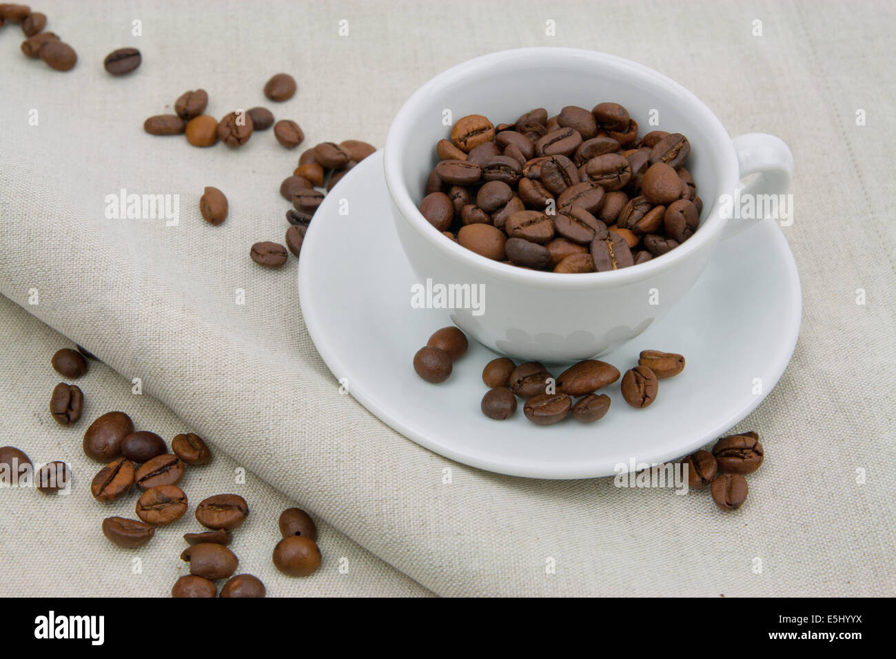 Kaffeetasse voller Kaffeebohnen Stock Photo