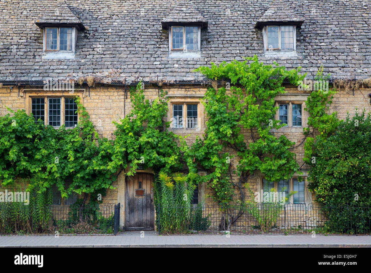 Old Inn along High Street, Bourton-on-the-Water, the Cotswolds, Gloucestershire, England Stock Photo