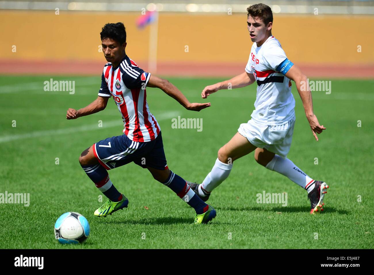 Weifang, China's Shandong Province. 2nd Aug, 2014. Domingos Gomes Hugo (R) of Sao Paulo Futebol vies for the ball during the third-place-final match against Chivas Guadalajara CD at the Weifang Cup International Youth Football Tournament in Weifang, east China's Shandong Province, Aug. 2, 2014. Sao Paulo Futebol won 1-0 and won the third place of the event. © Guo Xulei/Xinhua/Alamy Live News Stock Photo