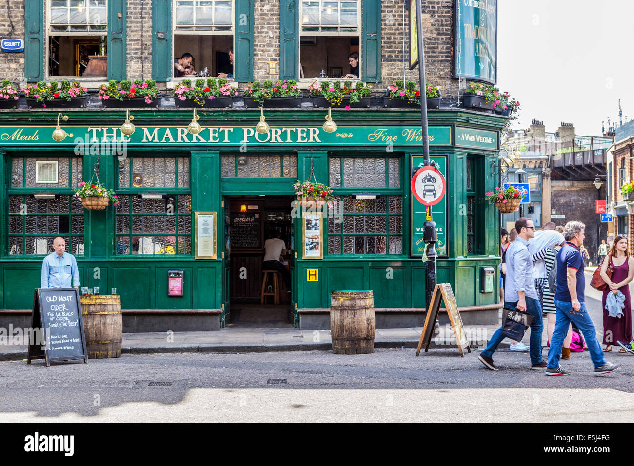 Exterior view of the 'Market Porter' - a traditional English pub in Stoney Street, London SE1, Southwark Stock Photo