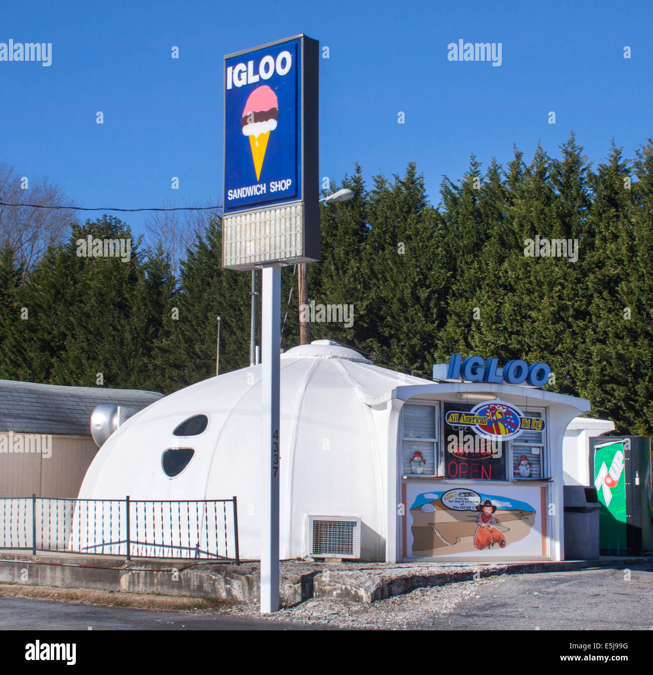 Igloo shaped sandwich shop in Miller's Creek North Carolina Stock Photo
