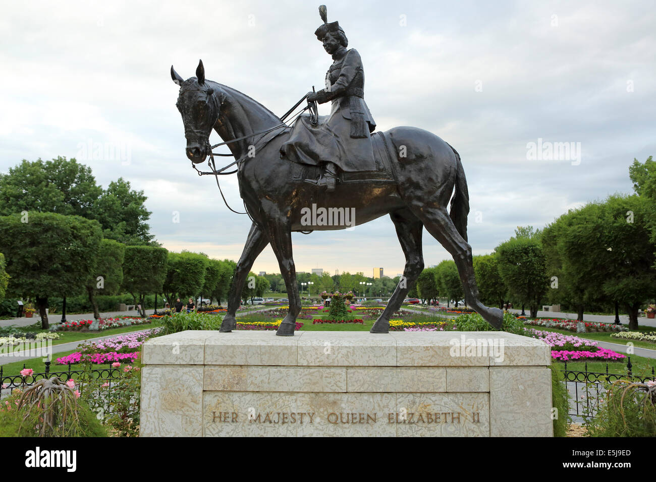 Statue of Queen Elizabeth II in the gardens of the Saskatchewan