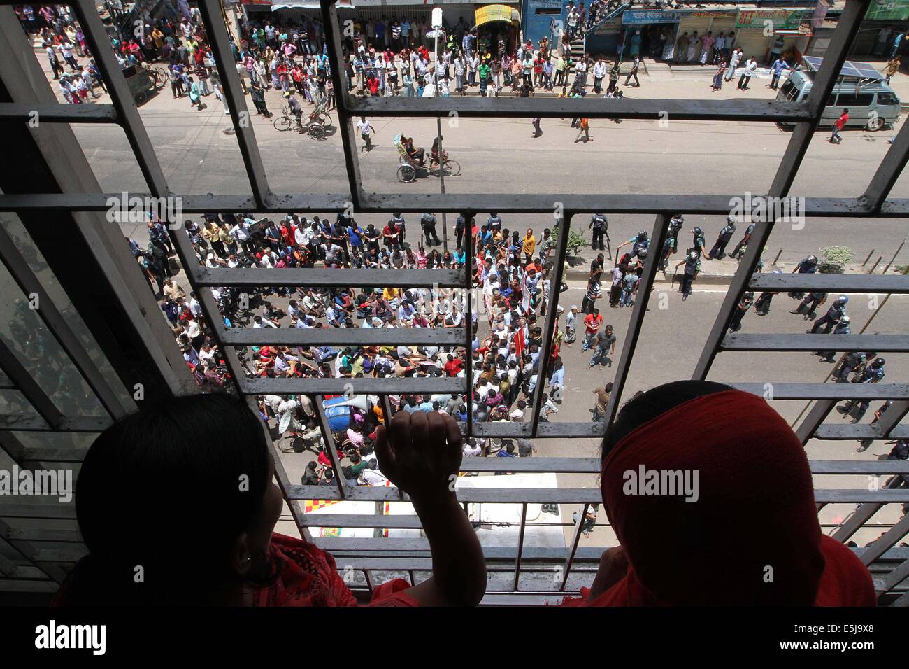 Dhaka, Bangladesh. 1st Aug, 2014. Bangladesh social activists and garment workers from the Tuba Group shout slogans during a protest against unpaid salaries, in Dhaka on August 2, 2014. Garment workers from the Tuba Group, on the sixth day of a hunger strike, are demanding three months unpaid salaries and Eid bonus. Stock Photo