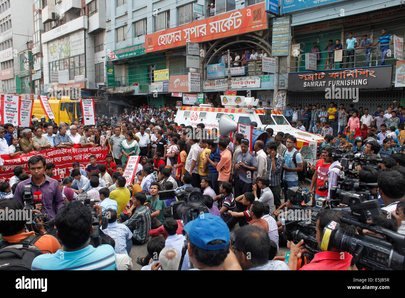 Dhaka, Bangladesh. 2nd Aug, 2014. Several hundreds of workers of Tuba Group continuing their hunger strike for the sixth consecutive day in the factory demanding outstanding salaries and Eid bonus. Over 1, 600 workers of Tuba Group, which also owns Tazreen Fashions Limited that was burnt down in November 2012 killing 112 workers, protested for their salaries and and Eid bonuses during the months of May, June and July. Credit:  zakir hossain chowdhury zakir/Alamy Live News Stock Photo