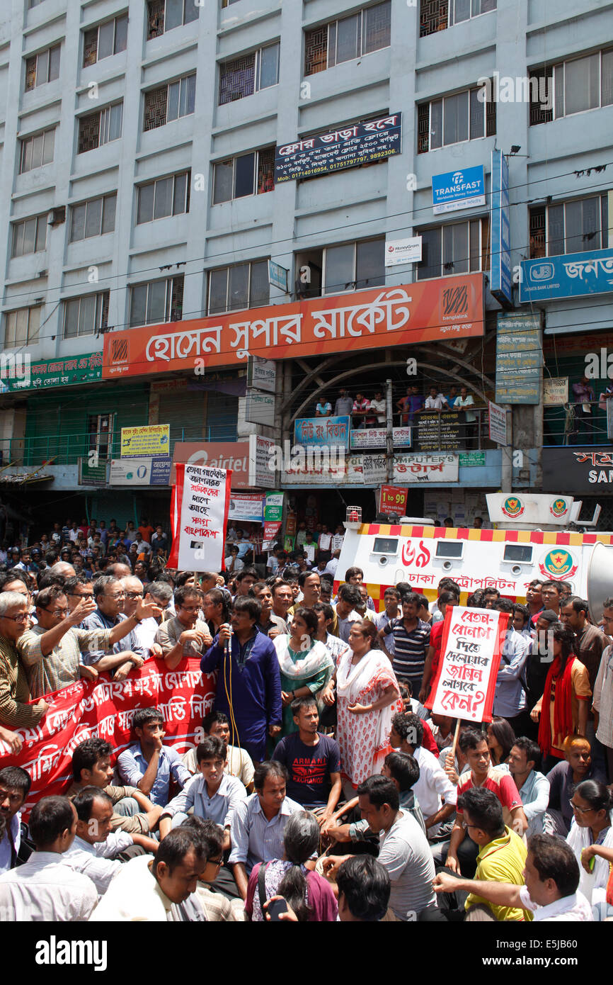 Dhaka, Bangladesh. 2nd Aug, 2014. Several hundreds of workers of Tuba Group continuing their hunger strike for the sixth consecutive day in the factory demanding outstanding salaries and Eid bonus. Over 1, 600 workers of Tuba Group, which also owns Tazreen Fashions Limited that was burnt down in November 2012 killing 112 workers, protested for their salaries and and Eid bonuses during the months of May, June and July. Credit:  zakir hossain chowdhury zakir/Alamy Live News Stock Photo