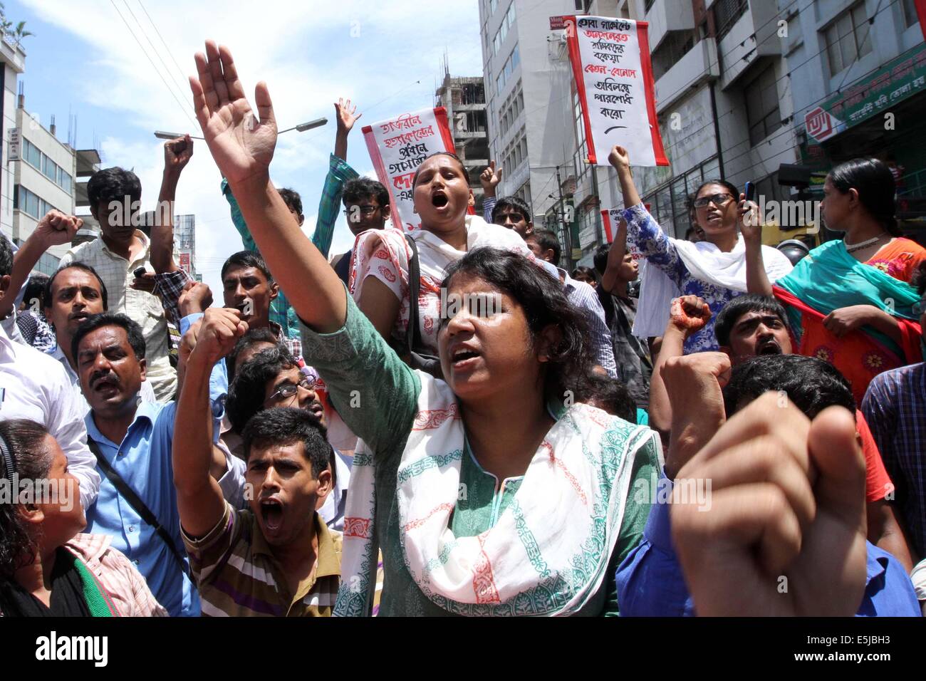 Dhaka, Bangladesh. 1st Aug, 2014. Bangladesh social activists and garment workers from the Tuba Group shout slogans during a protest against unpaid salaries, in Dhaka on August 2, 2014. Garment workers from the Tuba Group, on the sixth day of a hunger strike, are demanding three months unpaid salaries and Eid bonus. Stock Photo