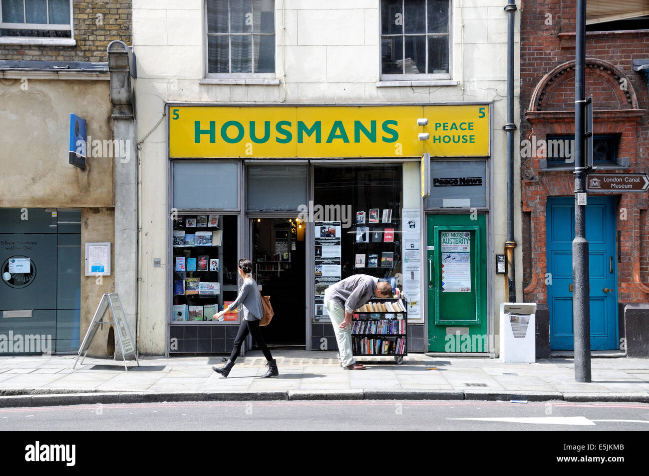 Bookshop exterior hi-res stock photography and images - Alamy