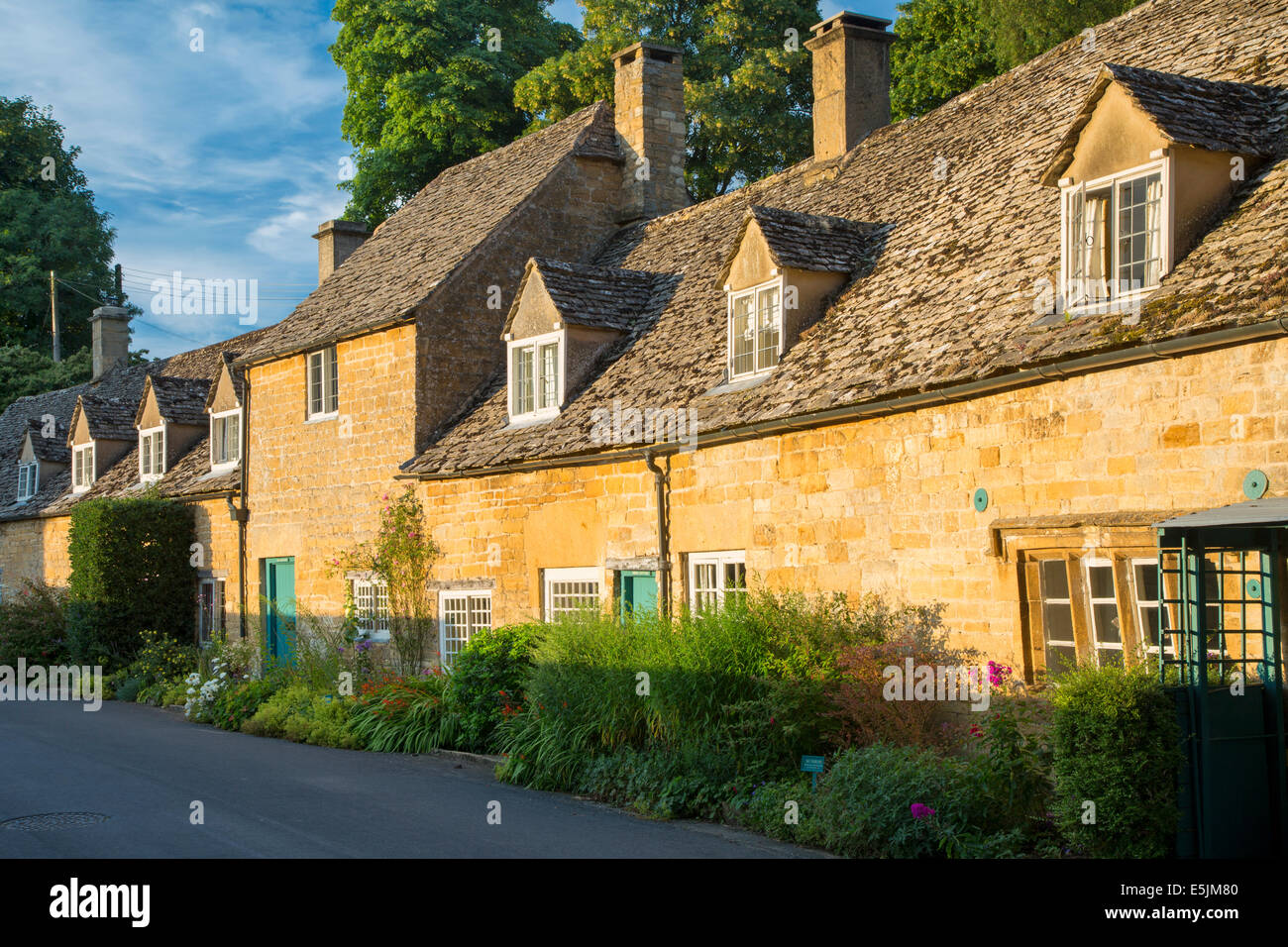 Row of attached cottages in Snowshill, the Cotswolds, Gloucestershire, England Stock Photo
